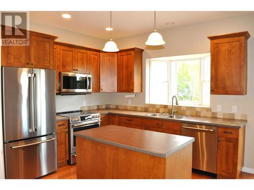 2536 Abbeyglen Way, Kamloops, BC - Indoor Photo Showing Kitchen With Double Sink