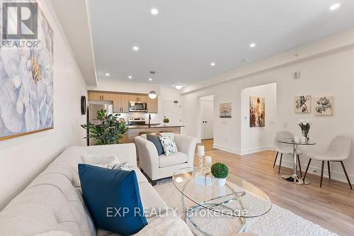 506 - 4 Spice Way, Barrie, ON - Indoor Photo Showing Living Room