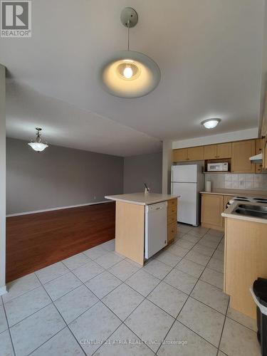 10 Marshview Avenue, Aurora, ON - Indoor Photo Showing Kitchen