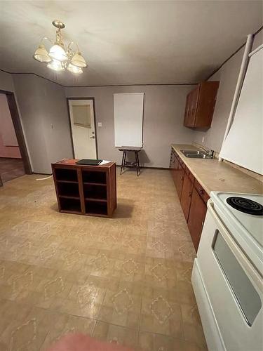 116 Railway Avenue S, Holland, MB - Indoor Photo Showing Kitchen With Double Sink