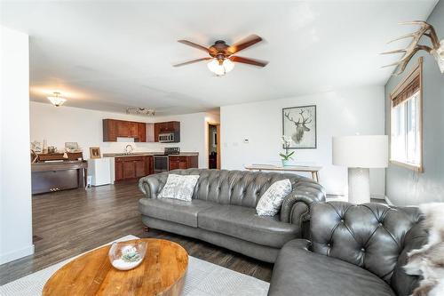 5682 202 Hwy Highway, Gonor, MB - Indoor Photo Showing Living Room