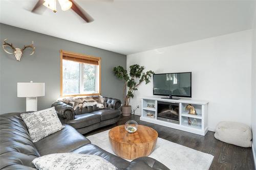 5682 202 Hwy Highway, Gonor, MB - Indoor Photo Showing Living Room