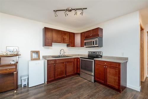 5682 202 Hwy Highway, Gonor, MB - Indoor Photo Showing Kitchen