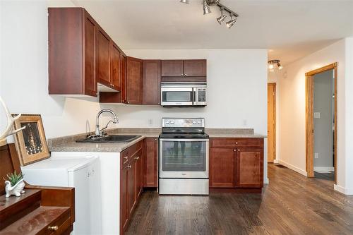 5682 202 Hwy Highway, Gonor, MB - Indoor Photo Showing Kitchen