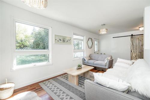 5682 202 Hwy Highway, Gonor, MB - Indoor Photo Showing Living Room