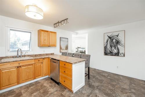 5682 202 Hwy Highway, Gonor, MB - Indoor Photo Showing Kitchen