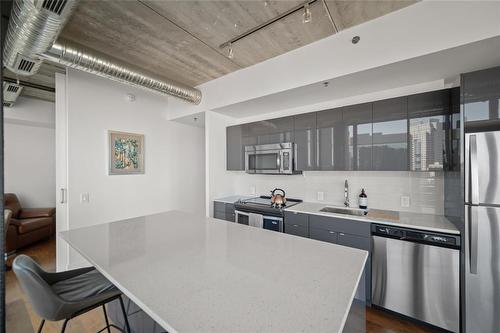 1502 311 Hargrave Street, Winnipeg, MB - Indoor Photo Showing Kitchen With Upgraded Kitchen