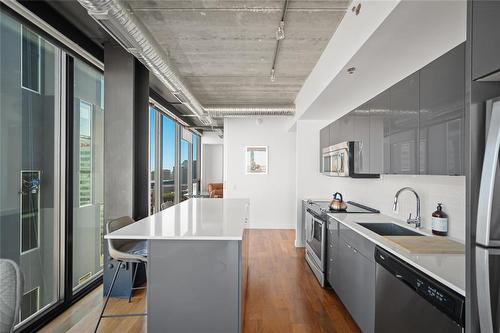 1502 311 Hargrave Street, Winnipeg, MB - Indoor Photo Showing Kitchen With Upgraded Kitchen