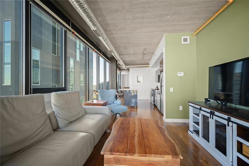 1502 311 Hargrave Street, Winnipeg, MB - Indoor Photo Showing Living Room