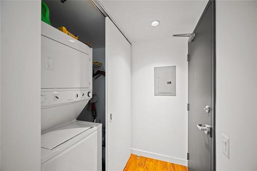 1502 311 Hargrave Street, Winnipeg, MB - Indoor Photo Showing Laundry Room