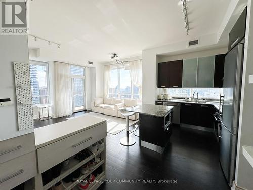 2302 - 21 Balmuto Street, Toronto, ON - Indoor Photo Showing Kitchen