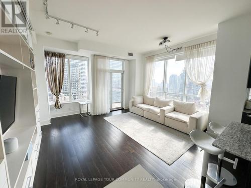 2302 - 21 Balmuto Street, Toronto, ON - Indoor Photo Showing Living Room