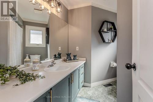 96 Laurendale Avenue, Hamilton, ON - Indoor Photo Showing Bathroom