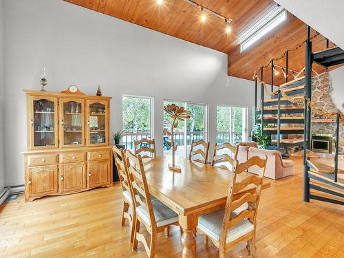 Coin-repas - 621 Ch. Bédard, Saint-Tite, QC - Indoor Photo Showing Dining Room With Fireplace