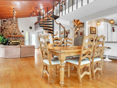 Coin-repas - 621 Ch. Bédard, Saint-Tite, QC - Indoor Photo Showing Dining Room With Fireplace