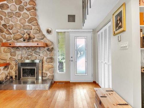 Living room - 621 Ch. Bédard, Saint-Tite, QC - Indoor With Fireplace