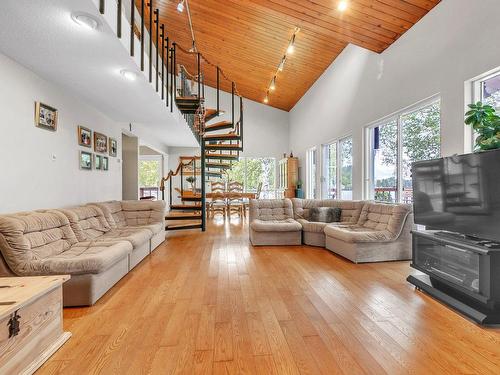 Salon - 621 Ch. Bédard, Saint-Tite, QC - Indoor Photo Showing Living Room