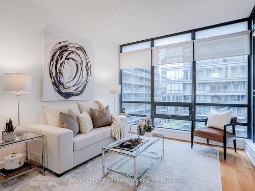 602-438 King St W, Toronto, ON - Indoor Photo Showing Living Room