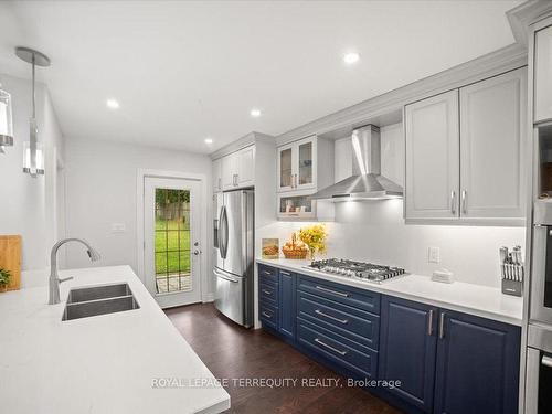 124 Toronto St S, Uxbridge, ON - Indoor Photo Showing Kitchen With Double Sink With Upgraded Kitchen