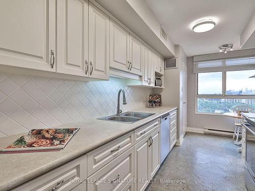 1201-1300 Bloor St, Mississauga, ON - Indoor Photo Showing Kitchen With Double Sink