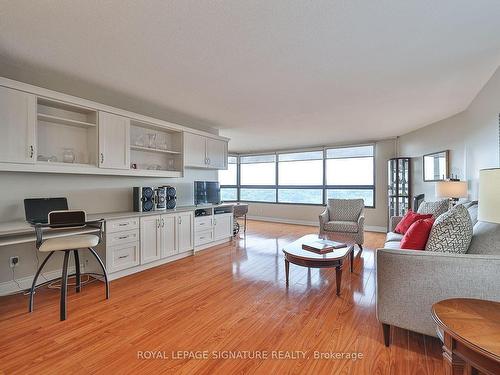 1201-1300 Bloor St, Mississauga, ON - Indoor Photo Showing Living Room