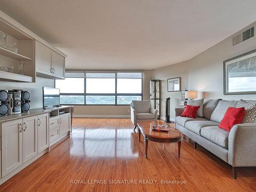 1201-1300 Bloor St, Mississauga, ON - Indoor Photo Showing Living Room