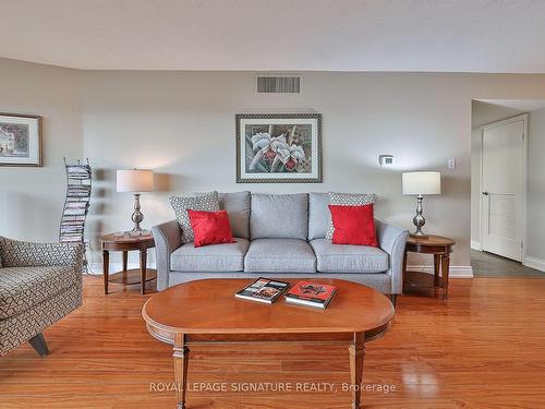 1201-1300 Bloor St, Mississauga, ON - Indoor Photo Showing Living Room