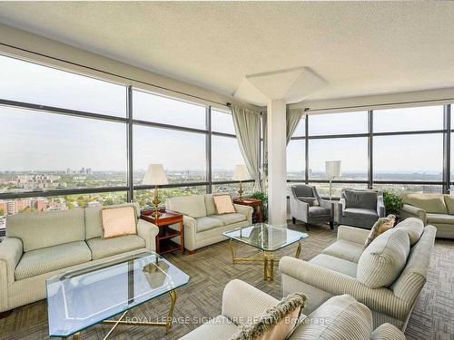 1201-1300 Bloor St, Mississauga, ON - Indoor Photo Showing Living Room