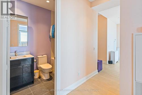 6005 - 7 Grenville Street, Toronto, ON - Indoor Photo Showing Bathroom