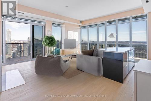 6005 - 7 Grenville Street, Toronto, ON - Indoor Photo Showing Living Room