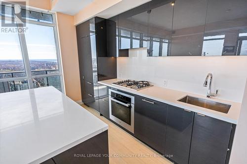 6005 - 7 Grenville Street, Toronto, ON - Indoor Photo Showing Kitchen With Upgraded Kitchen