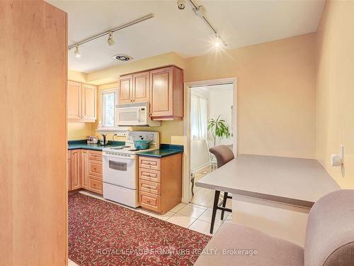 3157 The Credit Woodlands, Mississauga, ON - Indoor Photo Showing Kitchen