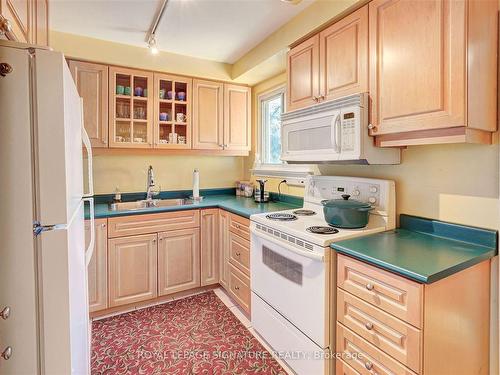 3157 The Credit Woodlands, Mississauga, ON - Indoor Photo Showing Kitchen With Double Sink