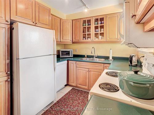 3157 The Credit Woodlands, Mississauga, ON - Indoor Photo Showing Kitchen With Double Sink