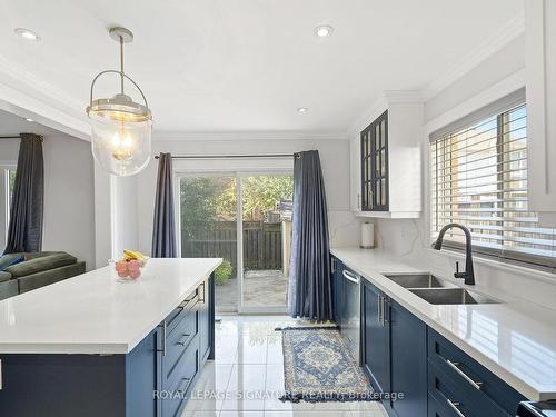 956 Huffman Cres, Milton, ON - Indoor Photo Showing Kitchen With Double Sink