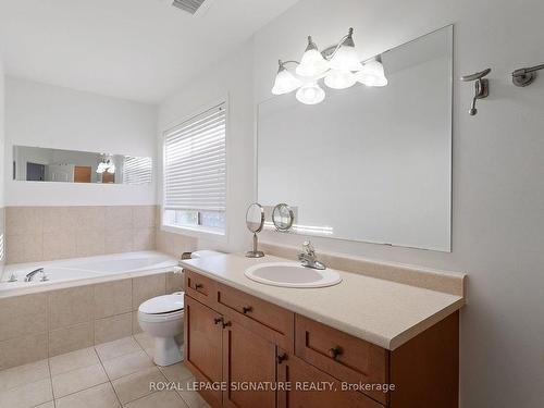 956 Huffman Cres, Milton, ON - Indoor Photo Showing Bathroom