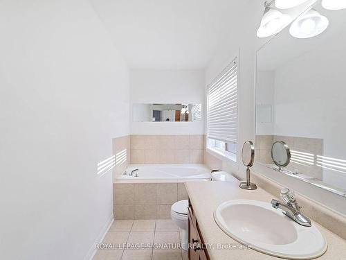 956 Huffman Cres, Milton, ON - Indoor Photo Showing Bathroom