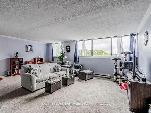 307-93 Westwood Rd, Guelph, ON - Indoor Photo Showing Living Room