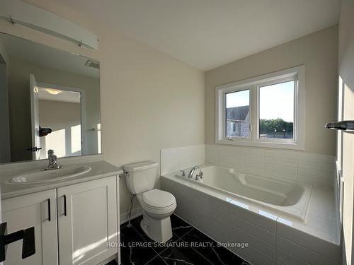 37 Keelson St, Welland, ON - Indoor Photo Showing Bathroom