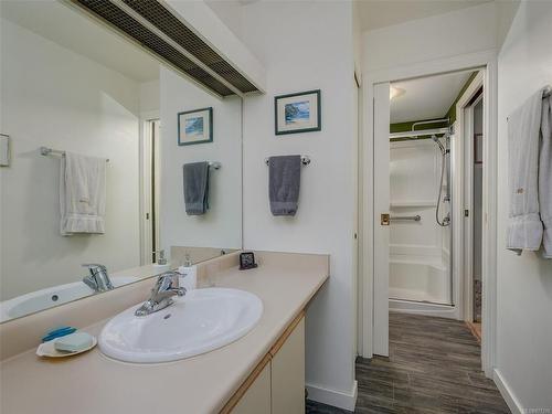 108-1436 Harrison St, Victoria, BC - Indoor Photo Showing Bathroom