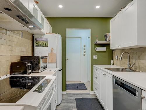 108-1436 Harrison St, Victoria, BC - Indoor Photo Showing Kitchen