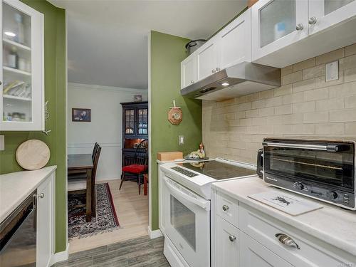 108-1436 Harrison St, Victoria, BC - Indoor Photo Showing Kitchen