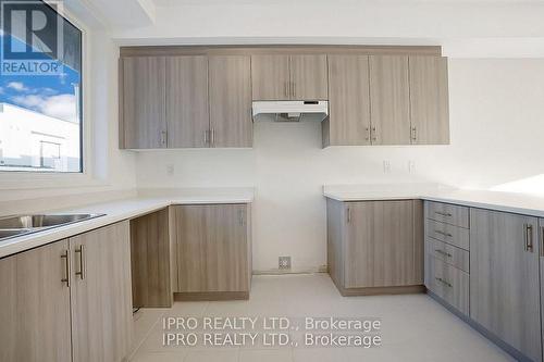 727 Heathrow Path, Oshawa, ON - Indoor Photo Showing Kitchen