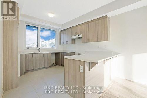 727 Heathrow Path, Oshawa, ON - Indoor Photo Showing Kitchen