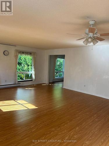 328 Andrew Street, Newmarket, ON - Indoor Photo Showing Living Room