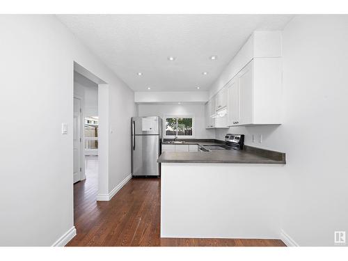 197 Grandin Vg, St. Albert, AB - Indoor Photo Showing Kitchen