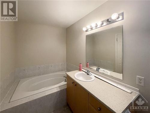 407 Breckenridge Crescent, Ottawa, ON - Indoor Photo Showing Bathroom