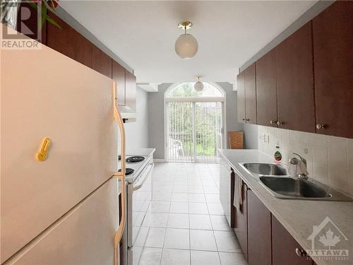 407 Breckenridge Crescent, Ottawa, ON - Indoor Photo Showing Kitchen With Double Sink