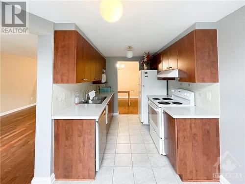 407 Breckenridge Crescent, Ottawa, ON - Indoor Photo Showing Kitchen