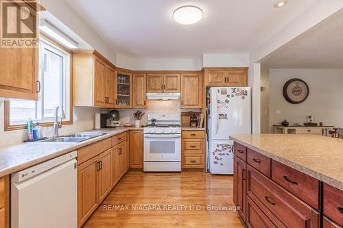 6195 Delta Drive, Niagara Falls, ON - Indoor Photo Showing Kitchen With Double Sink